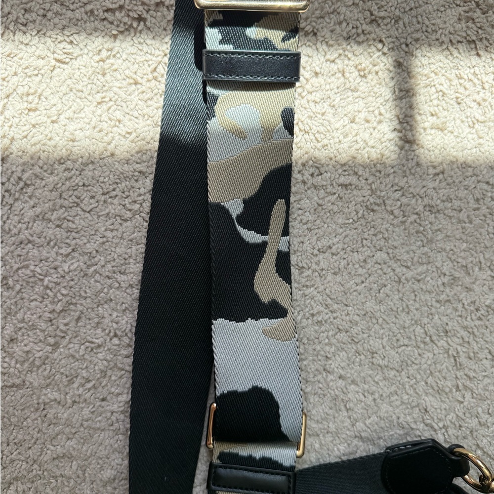 Marc Jacobs Black and Cream Logo Crossbody - Picture 9 of 9